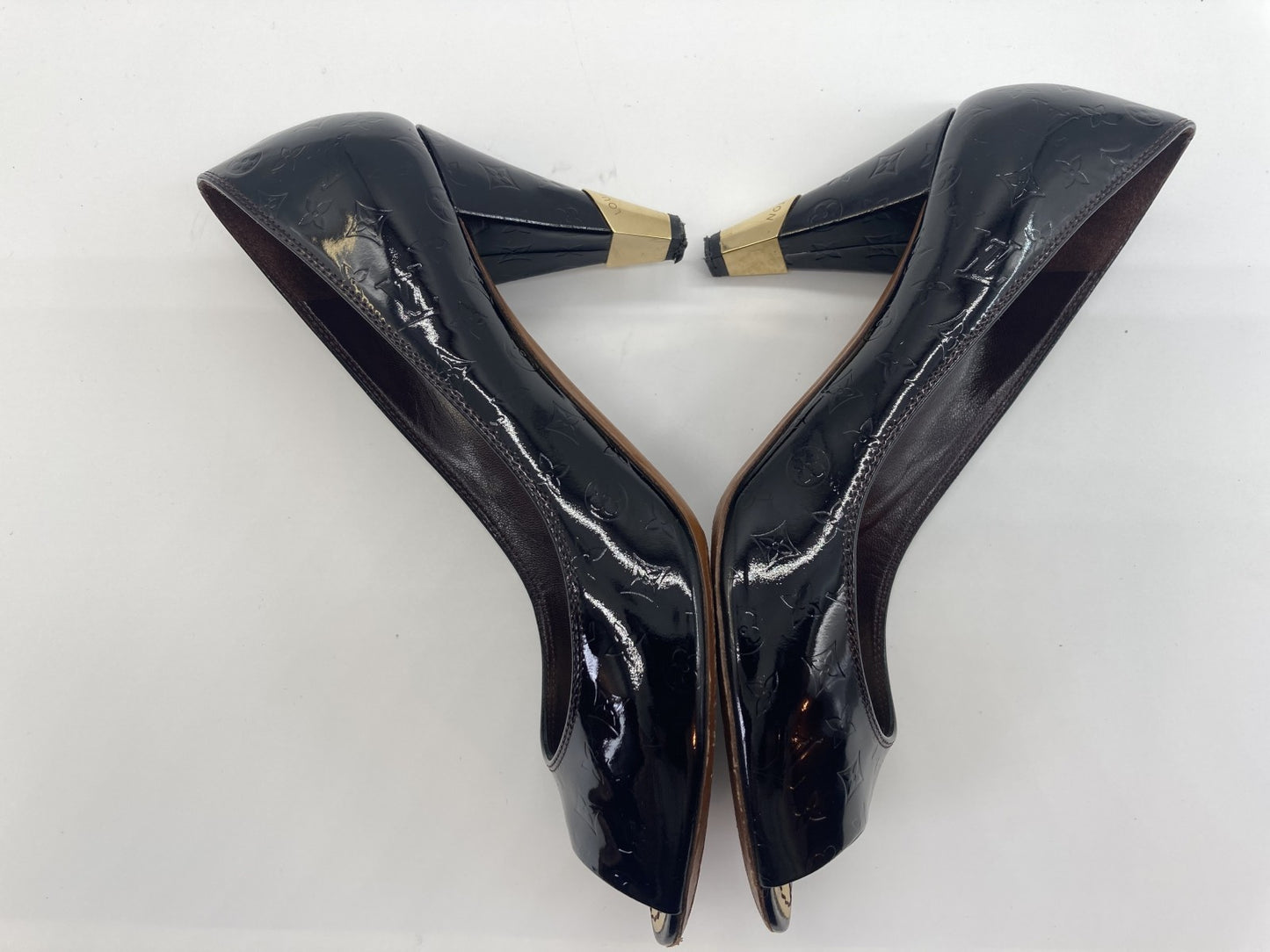 รองเท้าส้นสูงทรงหัวเปิดหนังสิทธิบัตร Louis Vuitton 2009 ไซส์ 35 สำหรับผู้หญิง สีดำ MA0079 กระเป๋าทรงกล่องโมโนแกรม พร้อมบริการยกเปลี่ยนฟรี 