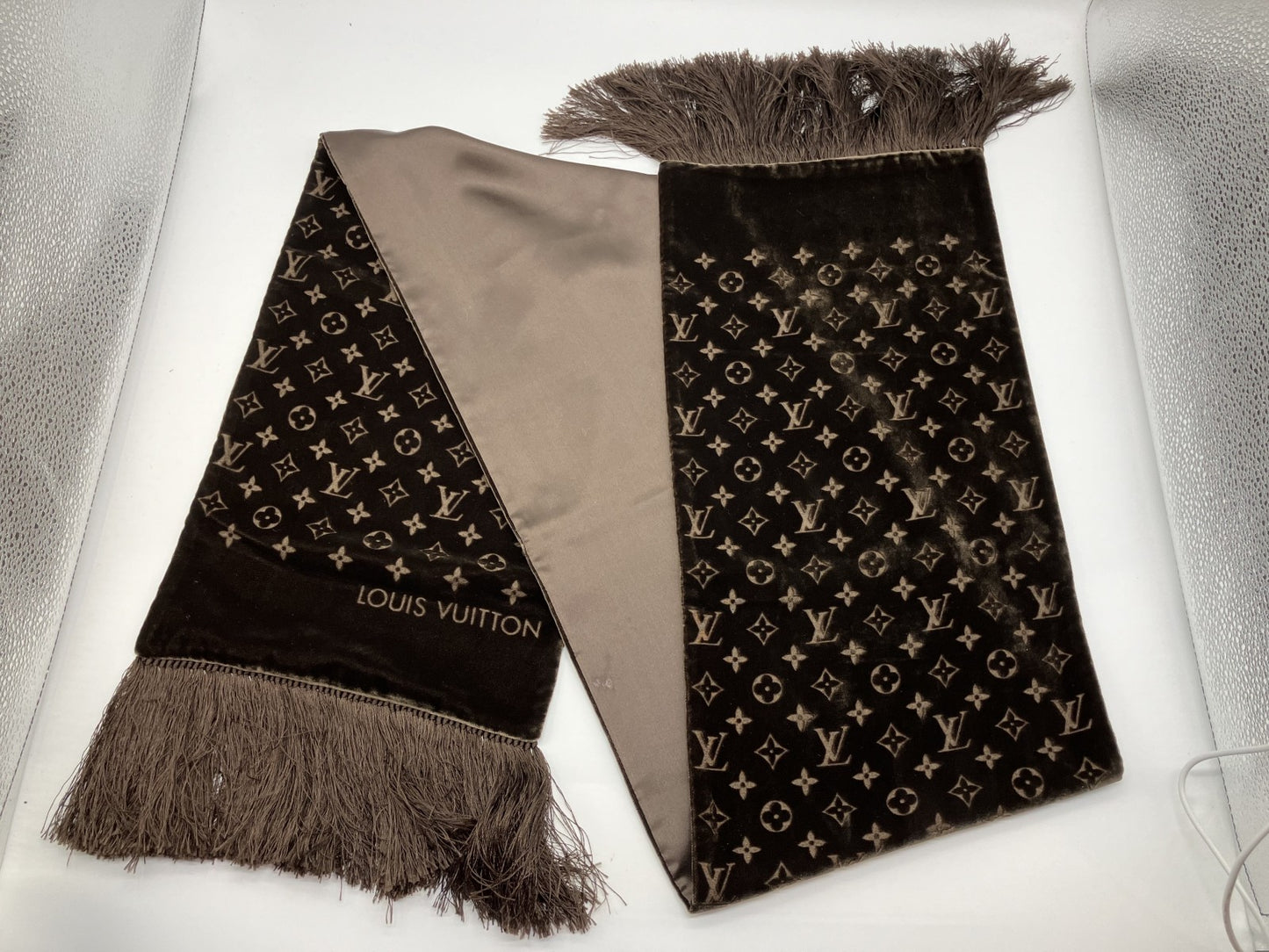 LOUIS VUITTON Scarf, length about 173cm, dark brown, etail monogram lettering,
