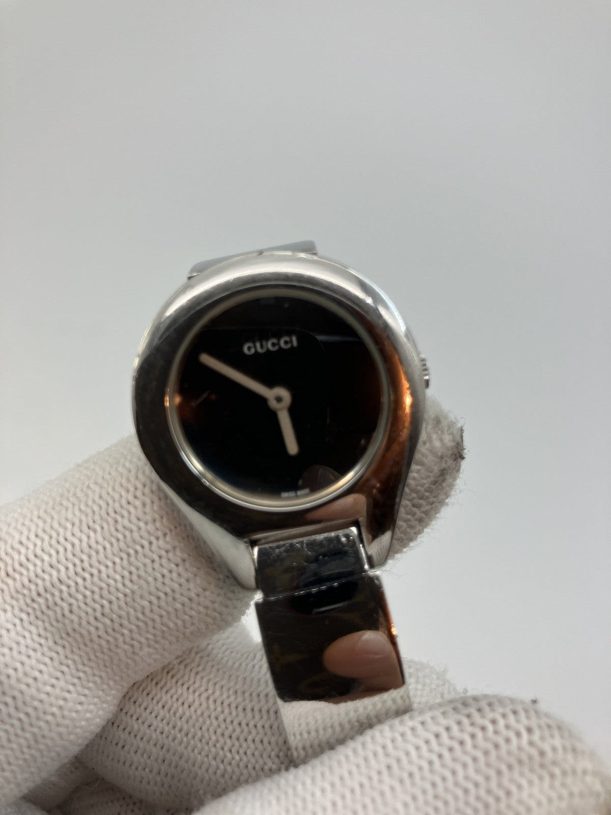 Gucci 6700L Bangle Watch ความกว้างตัวเรือน 26mm เส้นรอบวงแขน 17cm ส่งฟรี 