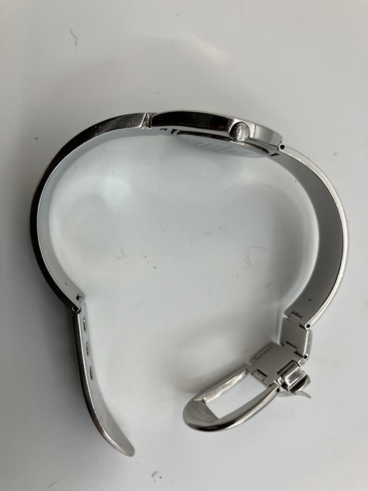 Gucci 6700L Bangle Watch ความกว้างตัวเรือน 26mm เส้นรอบวงแขน 17cm ส่งฟรี 