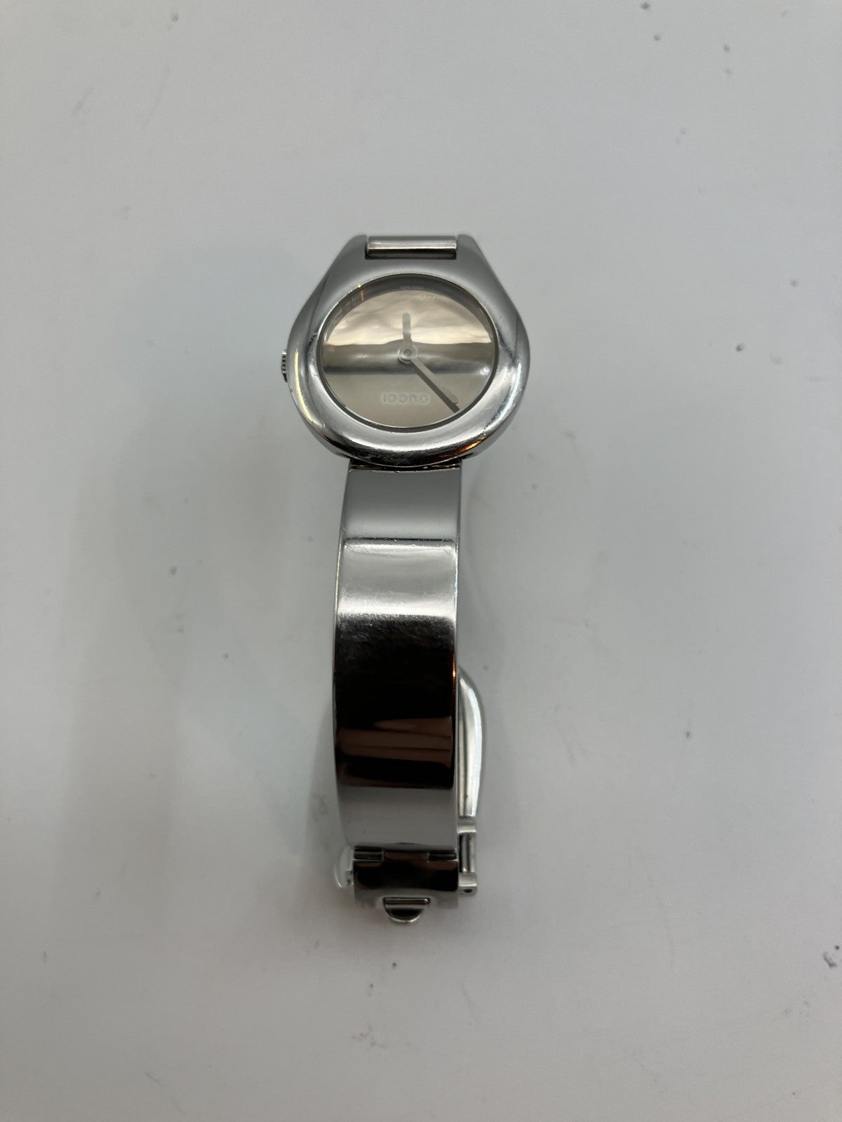 Gucci 6700L Bangle Watch ความกว้างตัวเรือน 26mm เส้นรอบวงแขน 17cm ส่งฟรี 