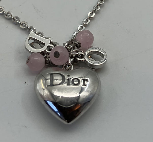 สร้อยคอรูปหัวใจ Christian Dior, มุกเทียม, สีเงินและสีชมพู, โซ่ยาว 43 ซม., ความกว้างด้านบน 1.4 ซม., จัดส่งฟรี 