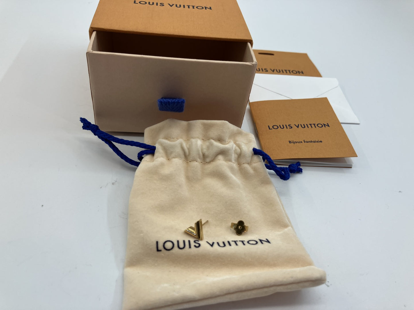 ต่างหู Louis Vuitton M68153 Essential V (ชิ้นเดียว) GP สีทอง ขนาด: 1 x 0.8 ซม. (0.39 x 0.31 นิ้ว) มีกล่องและถุงให้ จัดส่งฟรี 