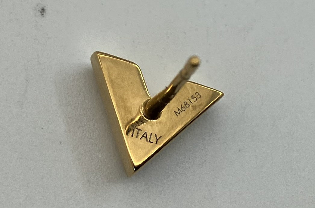 Louis Vuitton M68153 Essential V Earrings (One Piece Only) GP Gold Size: 1 x 0.8 cm (0.39 x 0.31 inch) Box and bag included Free shipping 