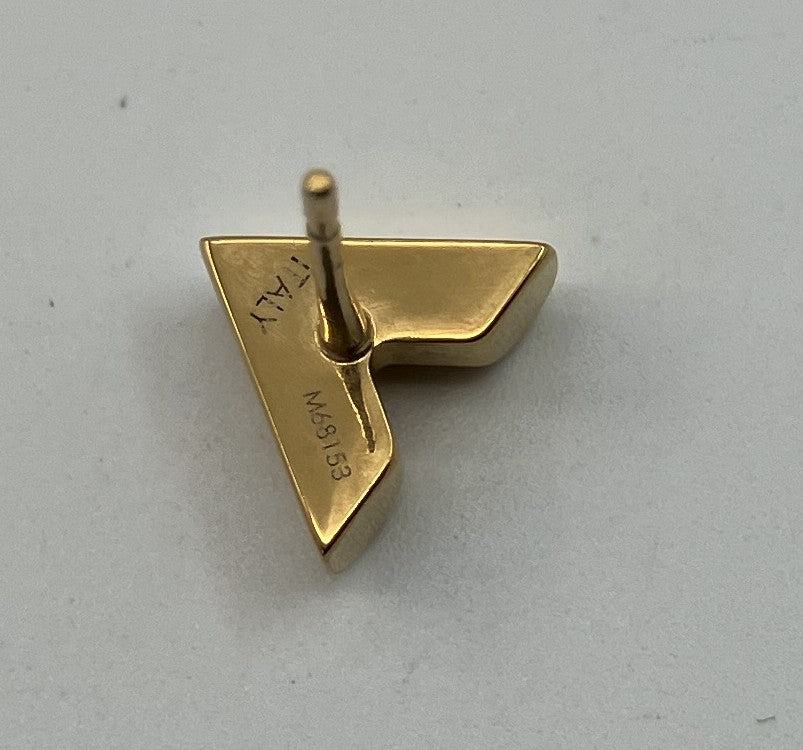 Louis Vuitton M68153 Essential V Earrings (One Piece Only) GP Gold Size: 1 x 0.8 cm (0.39 x 0.31 inch) Box and bag included Free shipping 