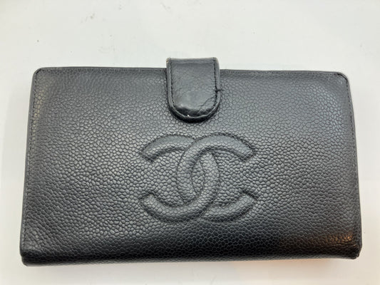 CHANEL Black Caviar Bifold Wallet with Kiss-Lock Coin Purse | 6-Series Vintage (17.5 ﾃ・10 cm)
