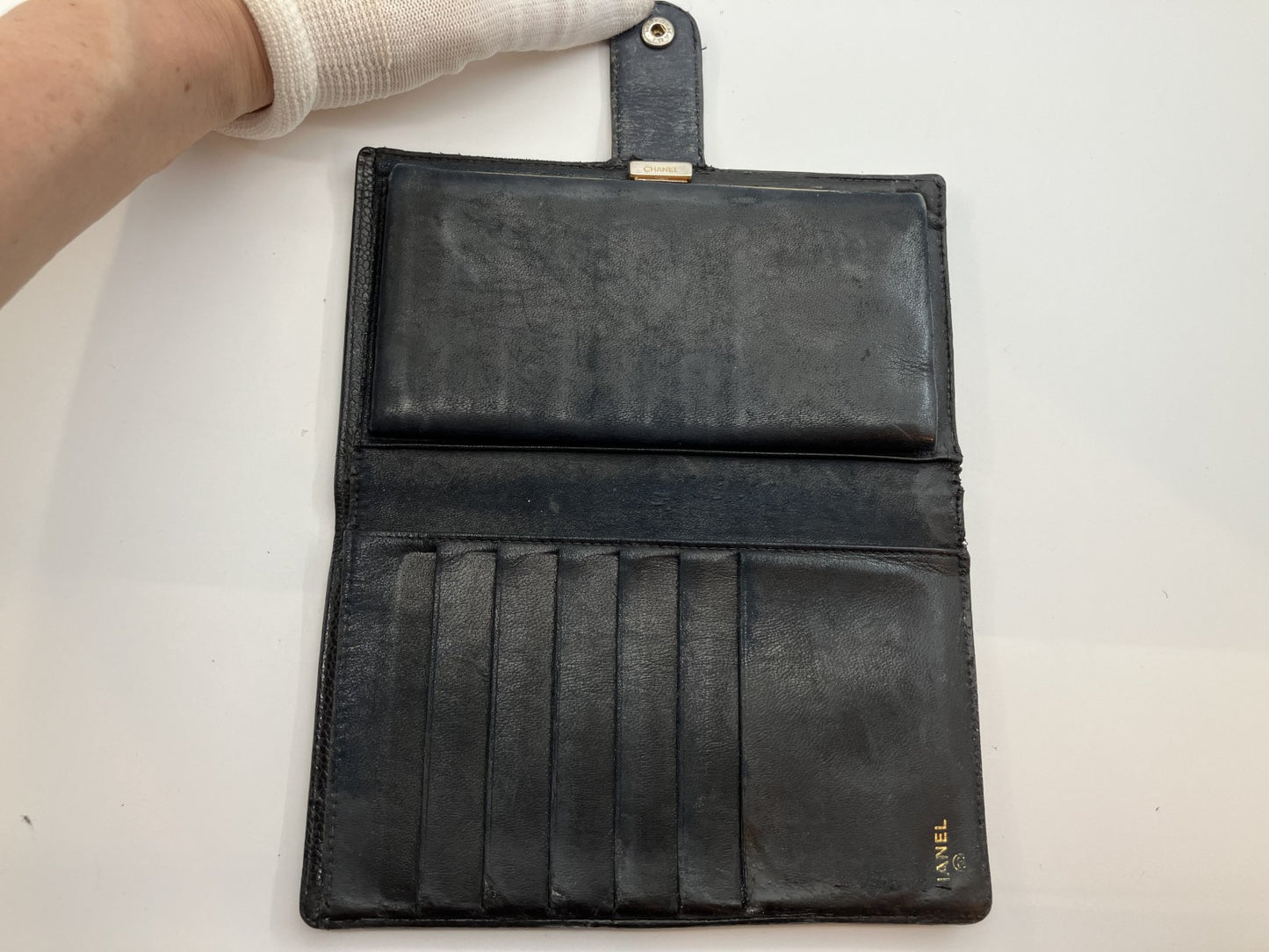 CHANEL Black Caviar Bifold Wallet with Kiss-Lock Coin Purse | 6-Series Vintage (17.5 ﾃ・10 cm)