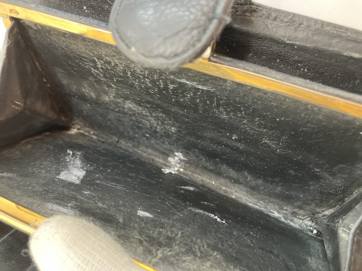 CHANEL Black Caviar Bifold Wallet with Kiss-Lock Coin Purse | 6-Series Vintage (17.5 ﾃ・10 cm)