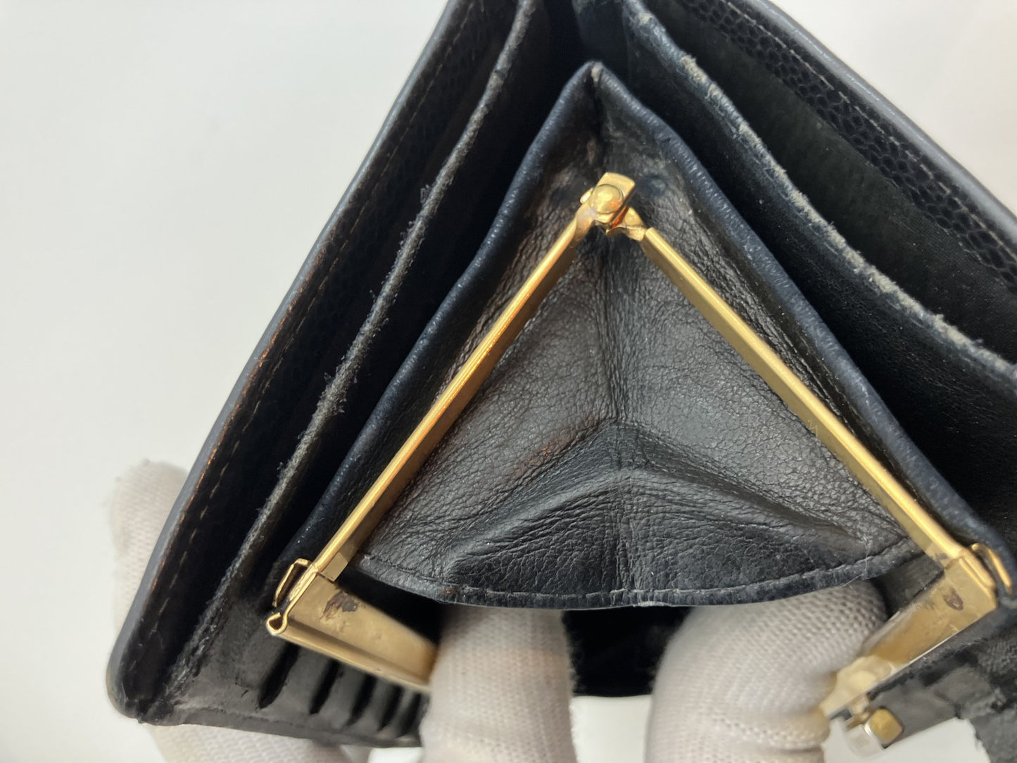 CHANEL Black Caviar Bifold Wallet with Kiss-Lock Coin Purse | 6-Series Vintage (17.5 ﾃ・10 cm)