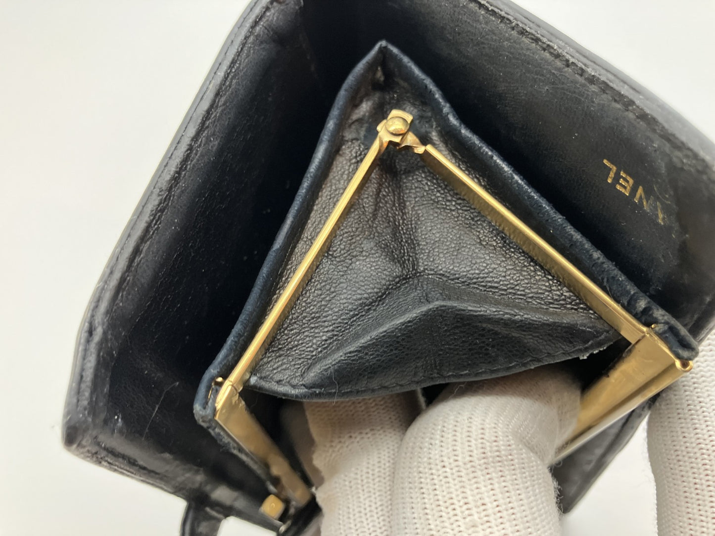 CHANEL Black Caviar Bifold Wallet with Kiss-Lock Coin Purse | 6-Series Vintage (17.5 ﾃ・10 cm)