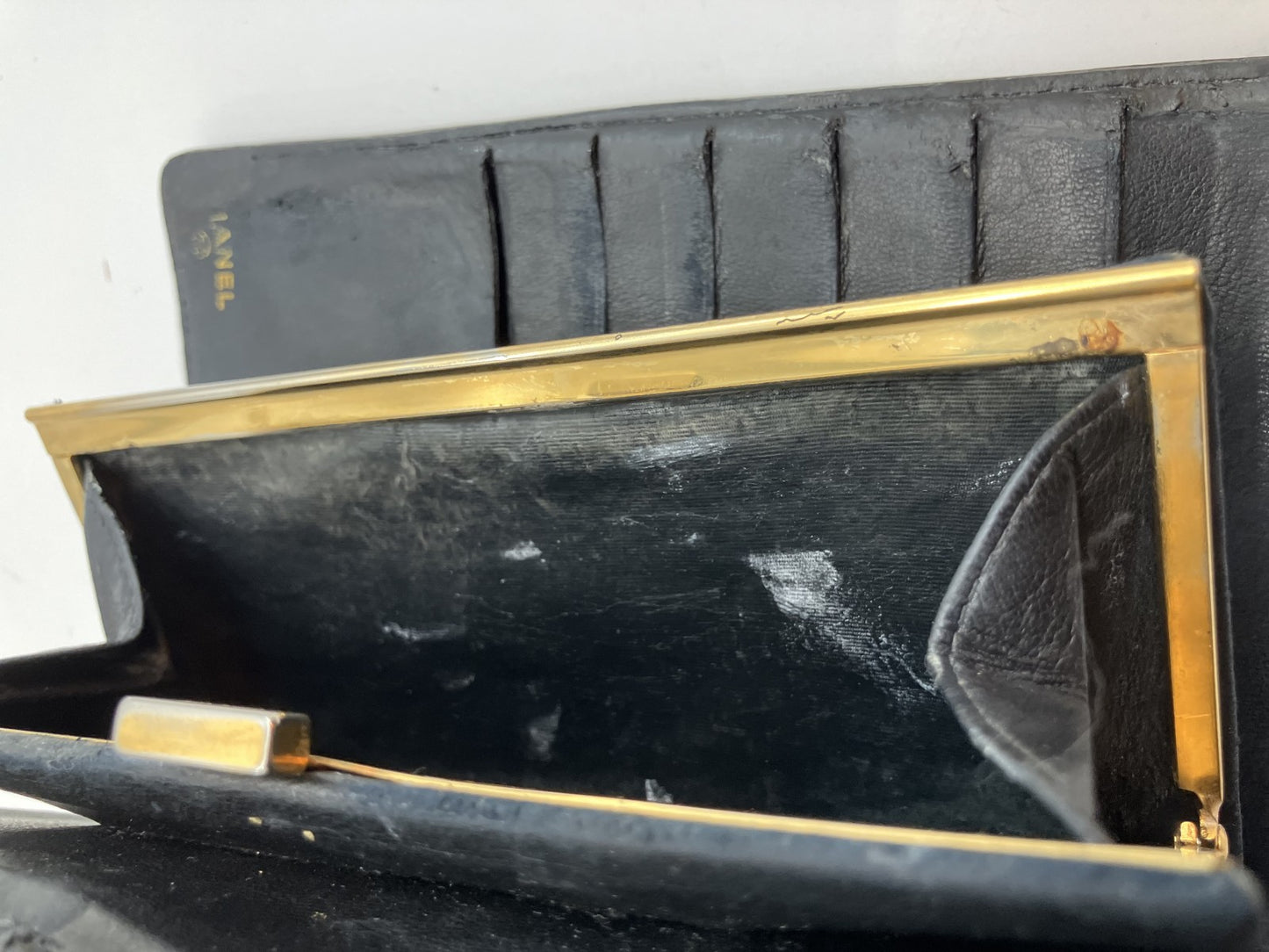 CHANEL Black Caviar Bifold Wallet with Kiss-Lock Coin Purse | 6-Series Vintage (17.5 ﾃ・10 cm)