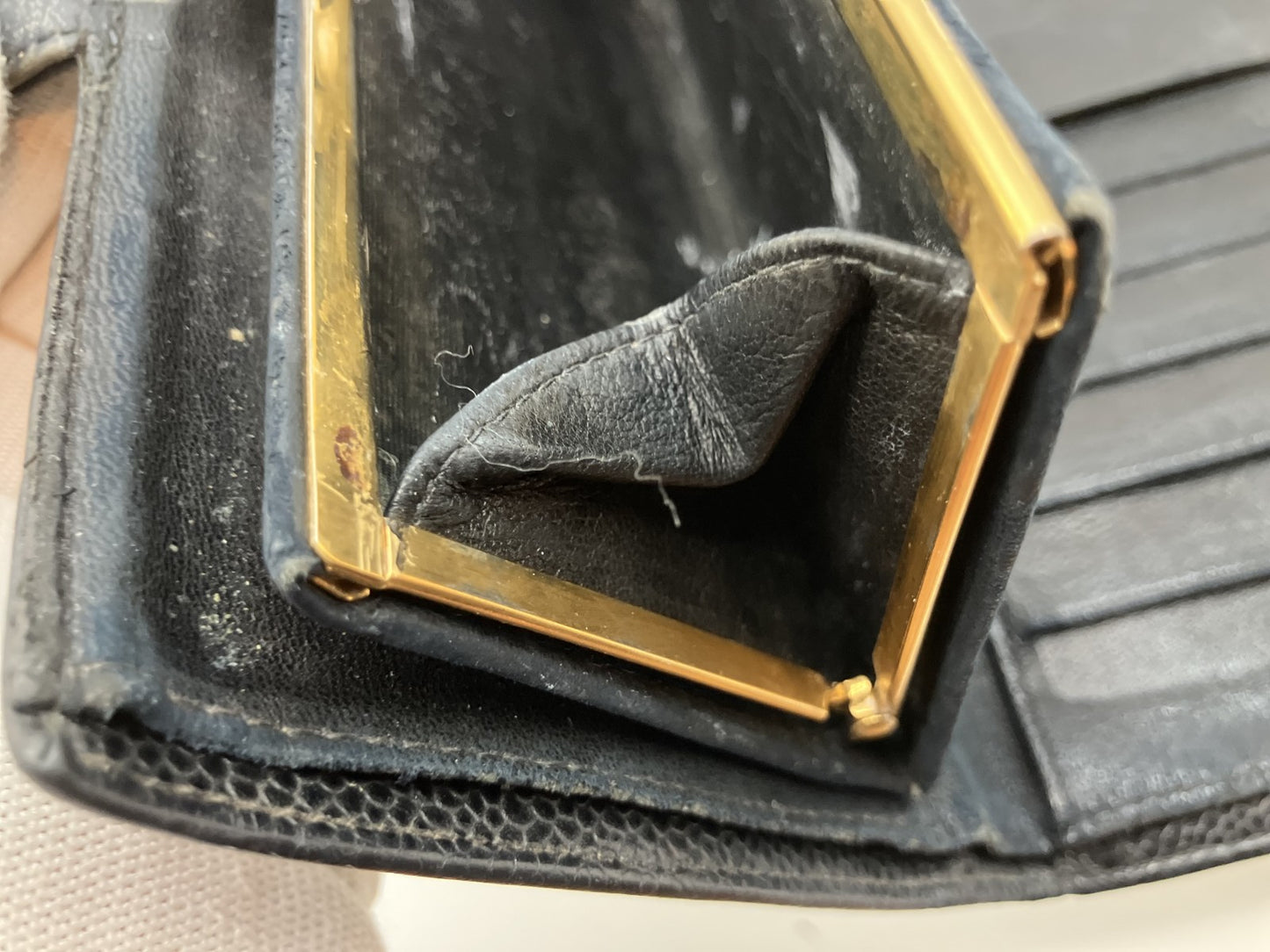 CHANEL Black Caviar Bifold Wallet with Kiss-Lock Coin Purse | 6-Series Vintage (17.5 ﾃ・10 cm)