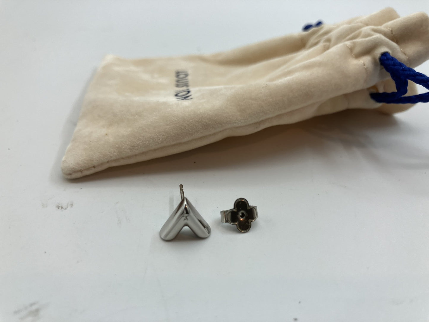 LOUIS VUITTON Silver Earrings, One Piece Only, Essential V, Comes with Bag, Free Shipping 