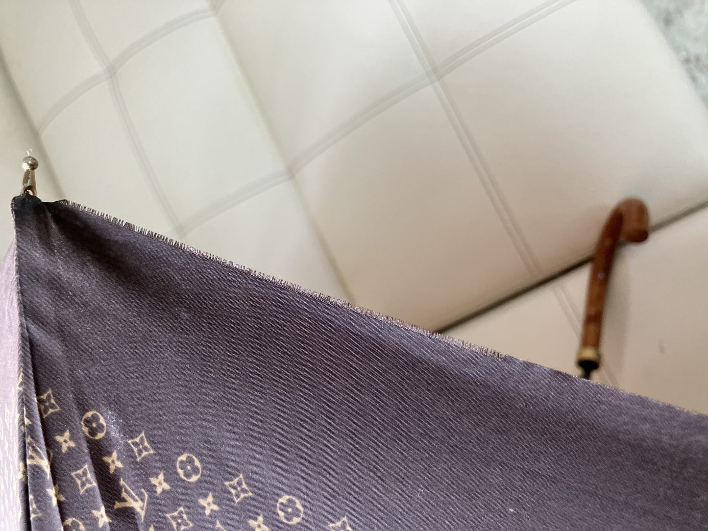 Louis Vuitton Monogram Long Umbrella, Wooden Handle, Made in France, Vintage Umbrella, Men's/Women's, Rain Umbrella, Brown, Louis Vuitton, Shows signs of use, but works well.