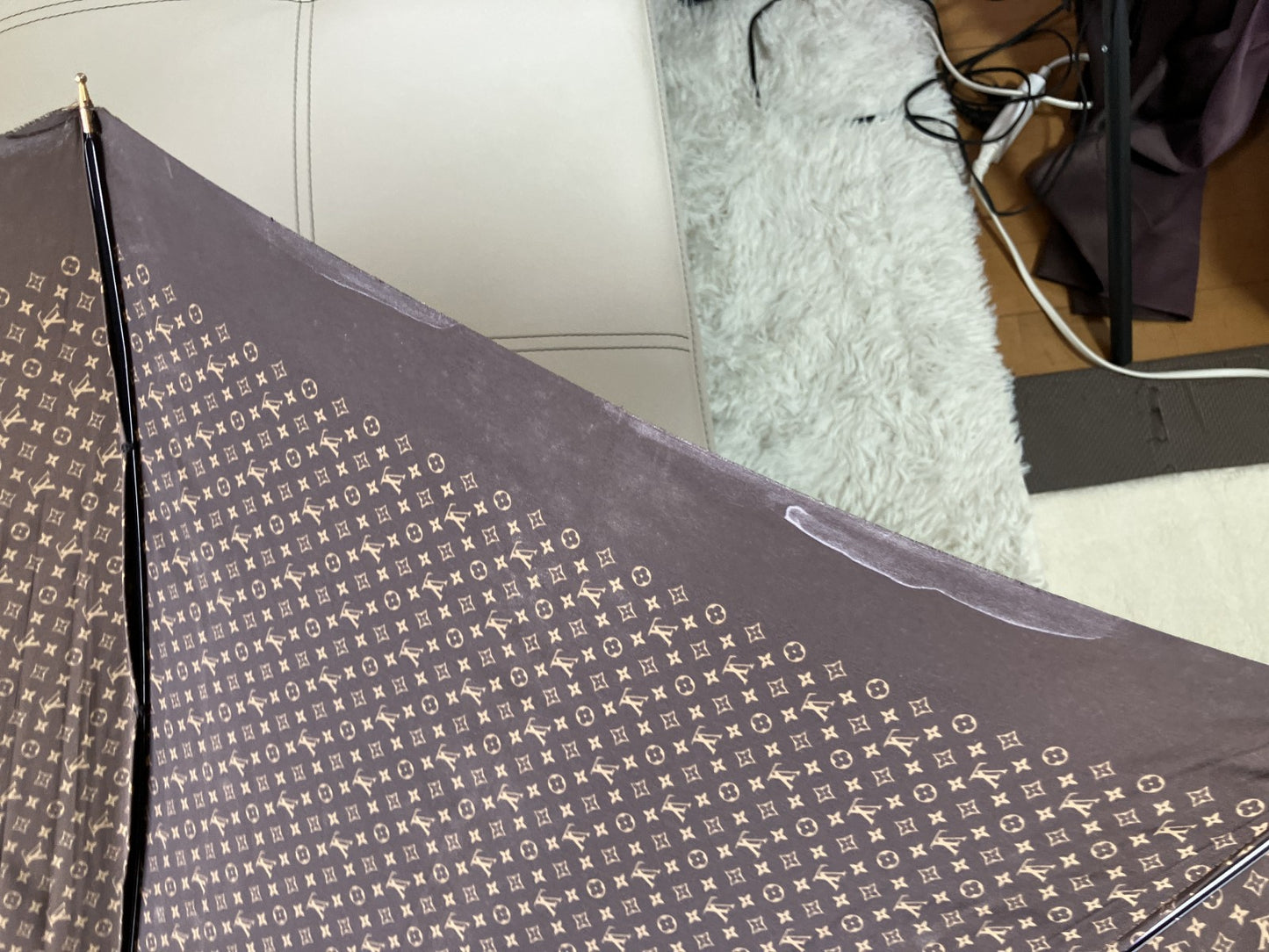 Louis Vuitton Monogram Long Umbrella, Wooden Handle, Made in France, Vintage Umbrella, Men's/Women's, Rain Umbrella, Brown, Louis Vuitton, Shows signs of use, but works well.