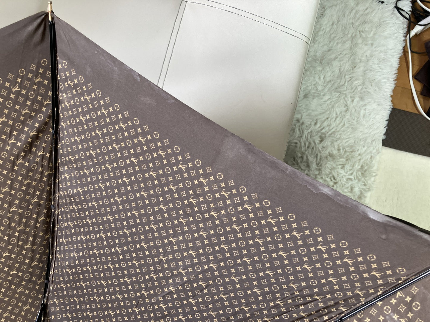 Louis Vuitton Monogram Long Umbrella, Wooden Handle, Made in France, Vintage Umbrella, Men's/Women's, Rain Umbrella, Brown, Louis Vuitton, Shows signs of use, but works well.