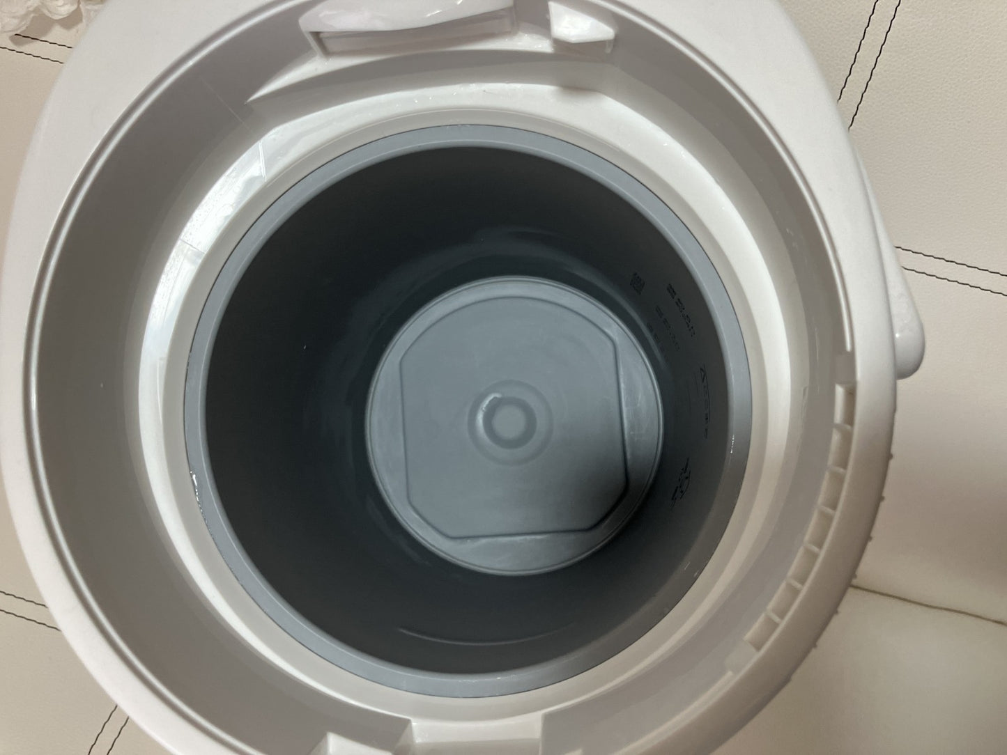Zojirushi Steam Humidifier EE-RQ50, manufactured in 2020, includes box, cord, and instruction manual, Move Confirmed, and has been cleaned twice with citric acid.