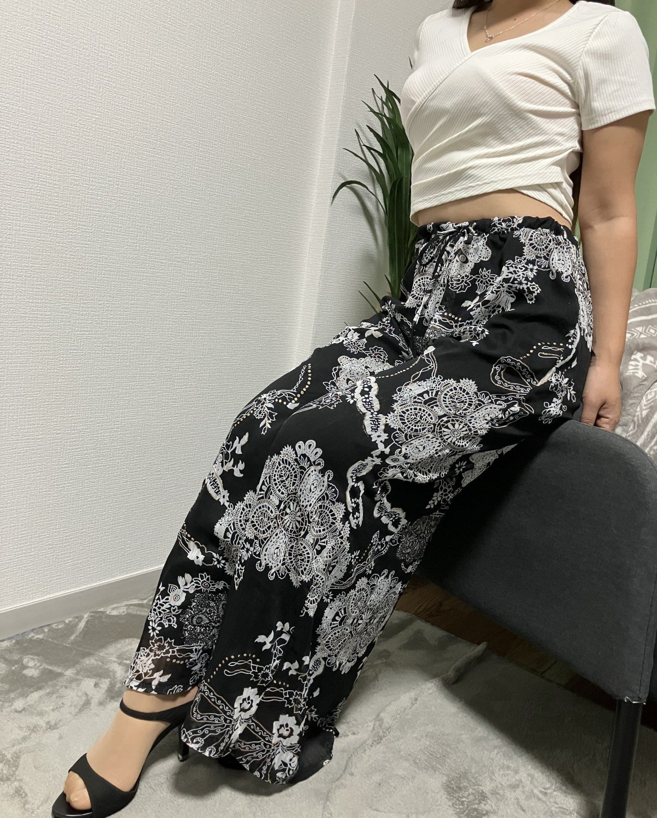 Wearing image included ◁EIvory crop top & lace pattern wide pants 2-piece set