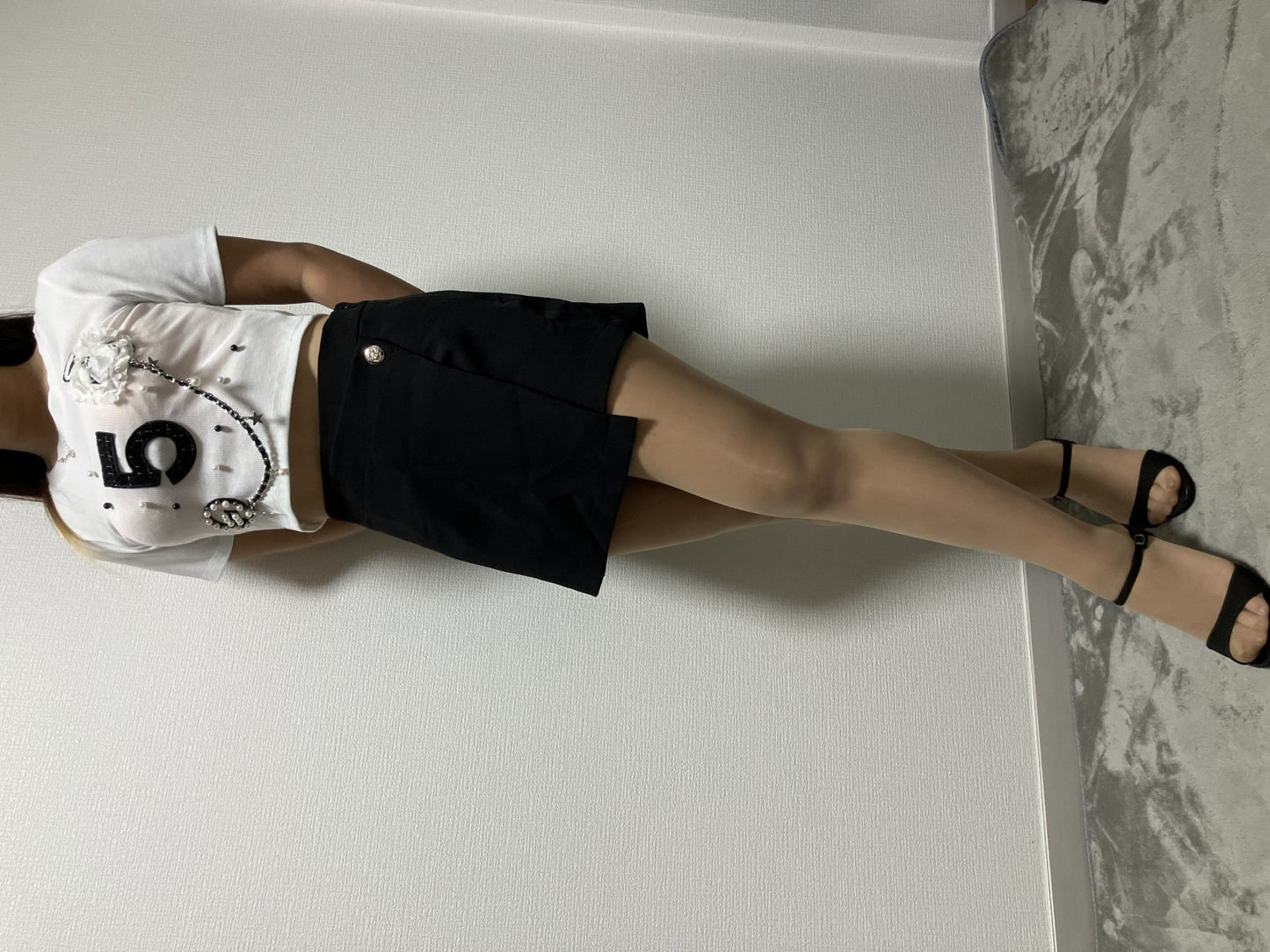 [Good condition / Model wearing image included] Cropped T-shirt & wrap-style skirt pants set / Short-sleeved bejeweled top + short-pants-style skirt / Korean-style outfit /