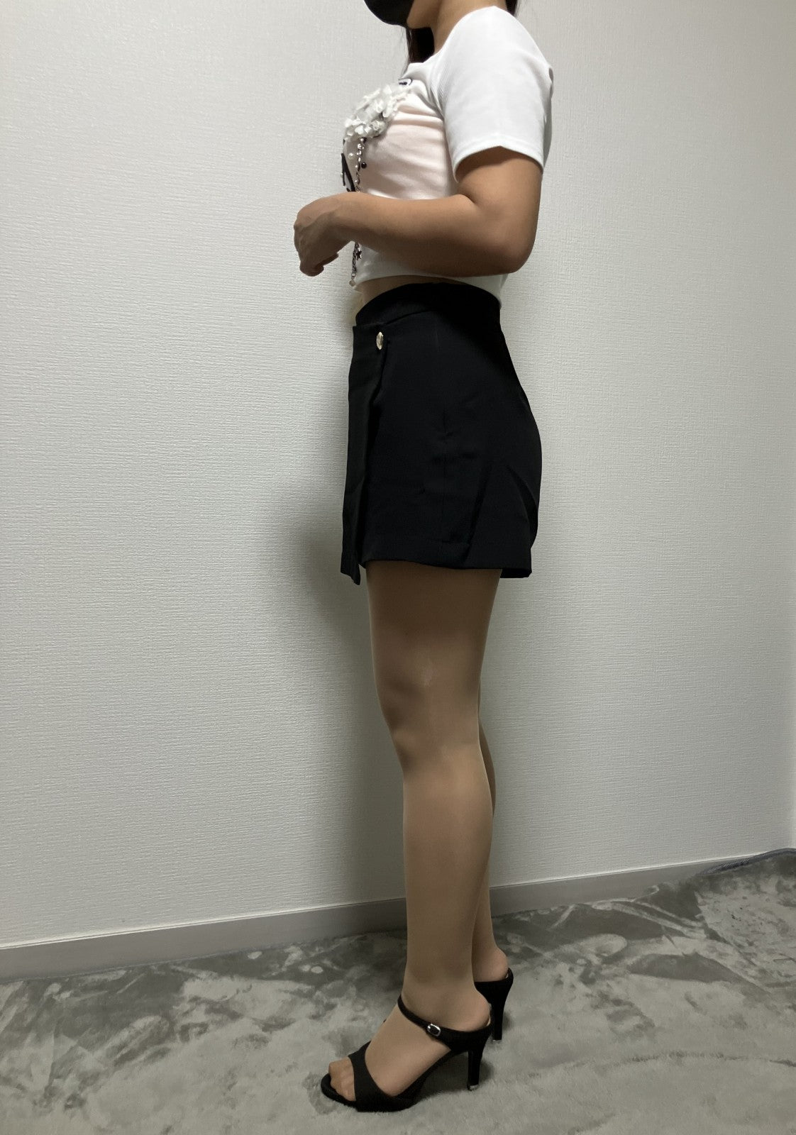 [Good condition / Model wearing image included] Cropped T-shirt & wrap-style skirt pants set / Short-sleeved bejeweled top + short-pants-style skirt / Korean-style outfit /