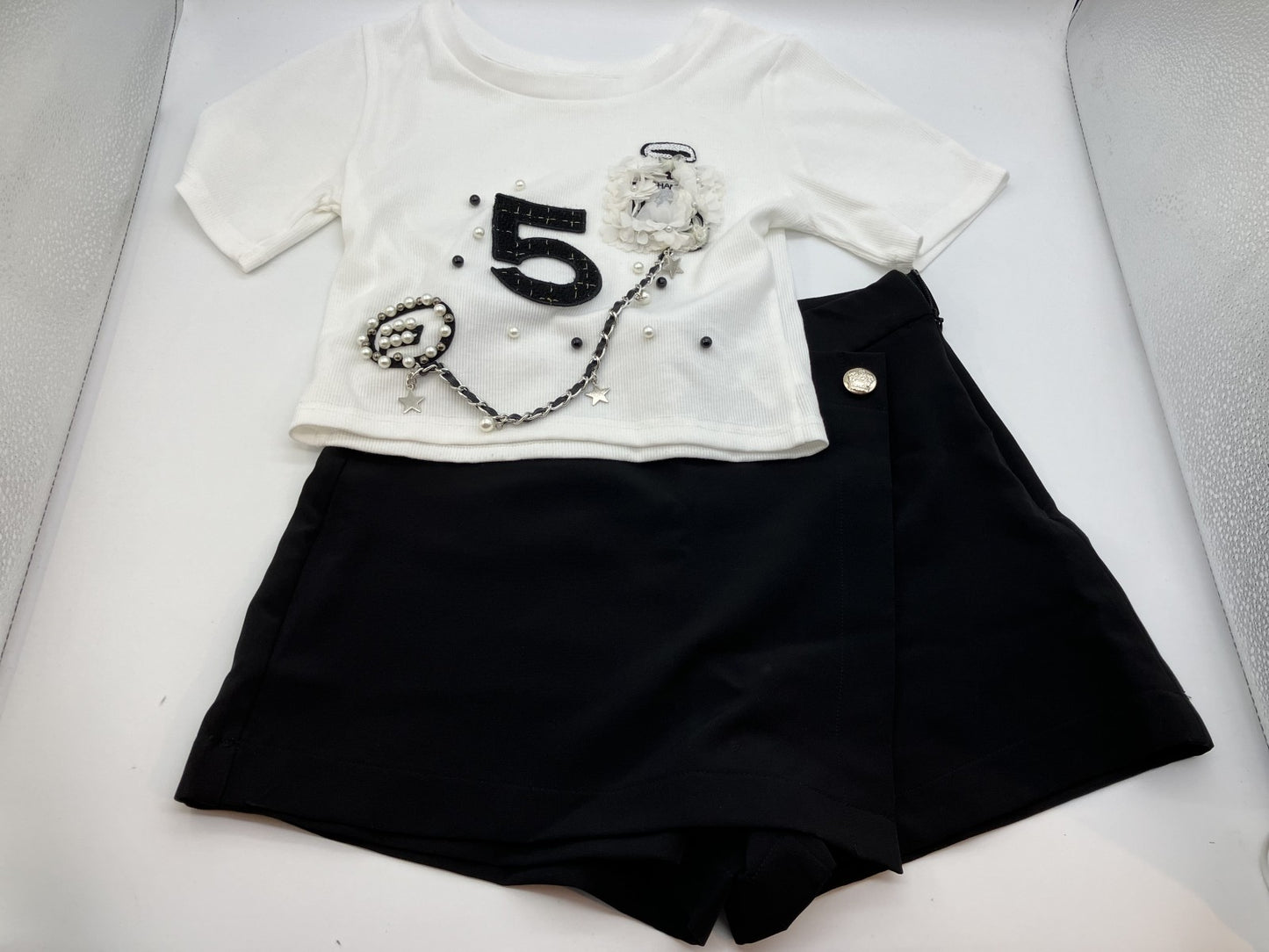 [Good condition / Model wearing image included] Cropped T-shirt & wrap-style skirt pants set / Short-sleeved bejeweled top + short-pants-style skirt / Korean-style outfit /