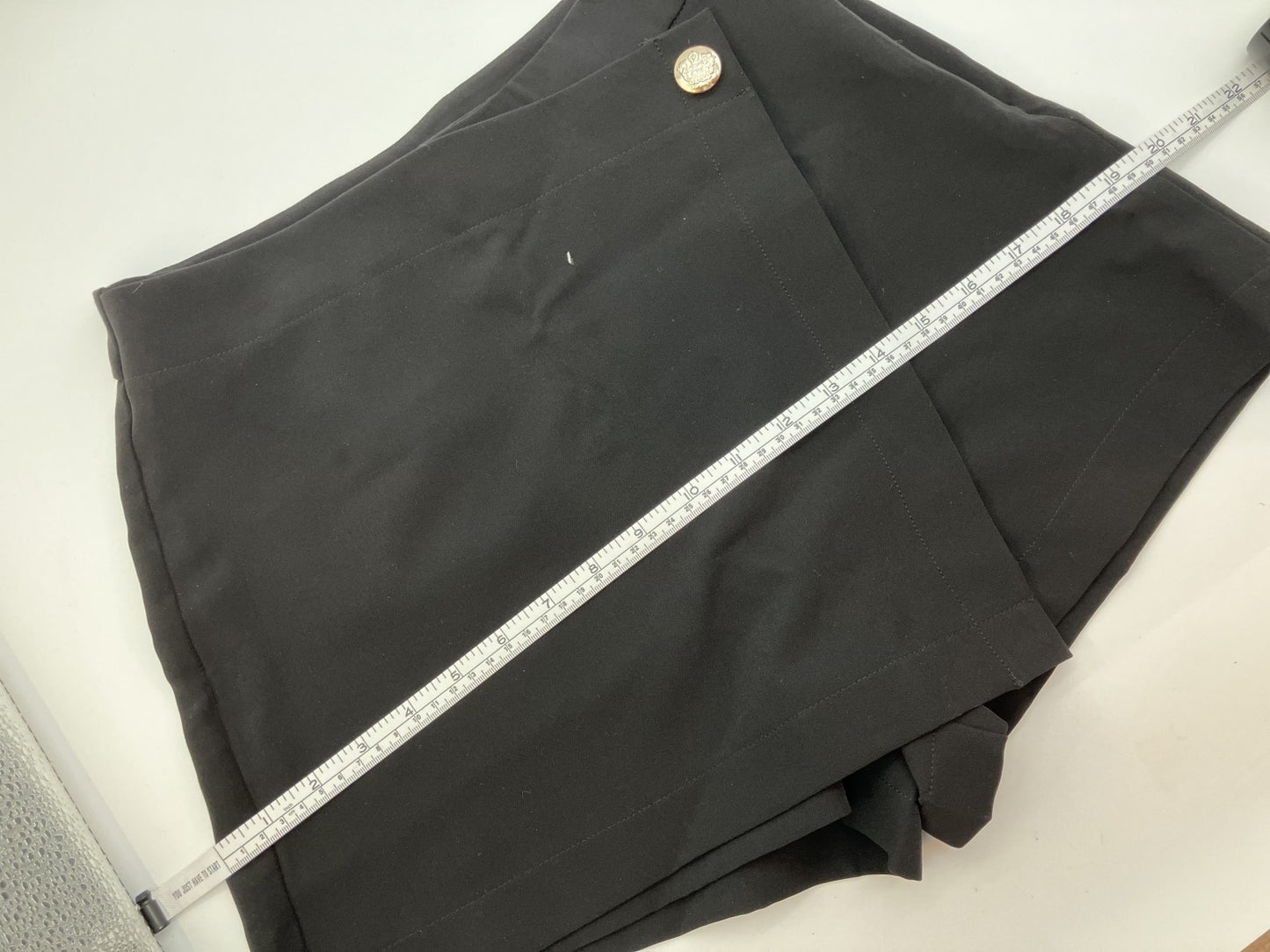 [Good condition / Model wearing image included] Cropped T-shirt & wrap-style skirt pants set / Short-sleeved bejeweled top + short-pants-style skirt / Korean-style outfit /