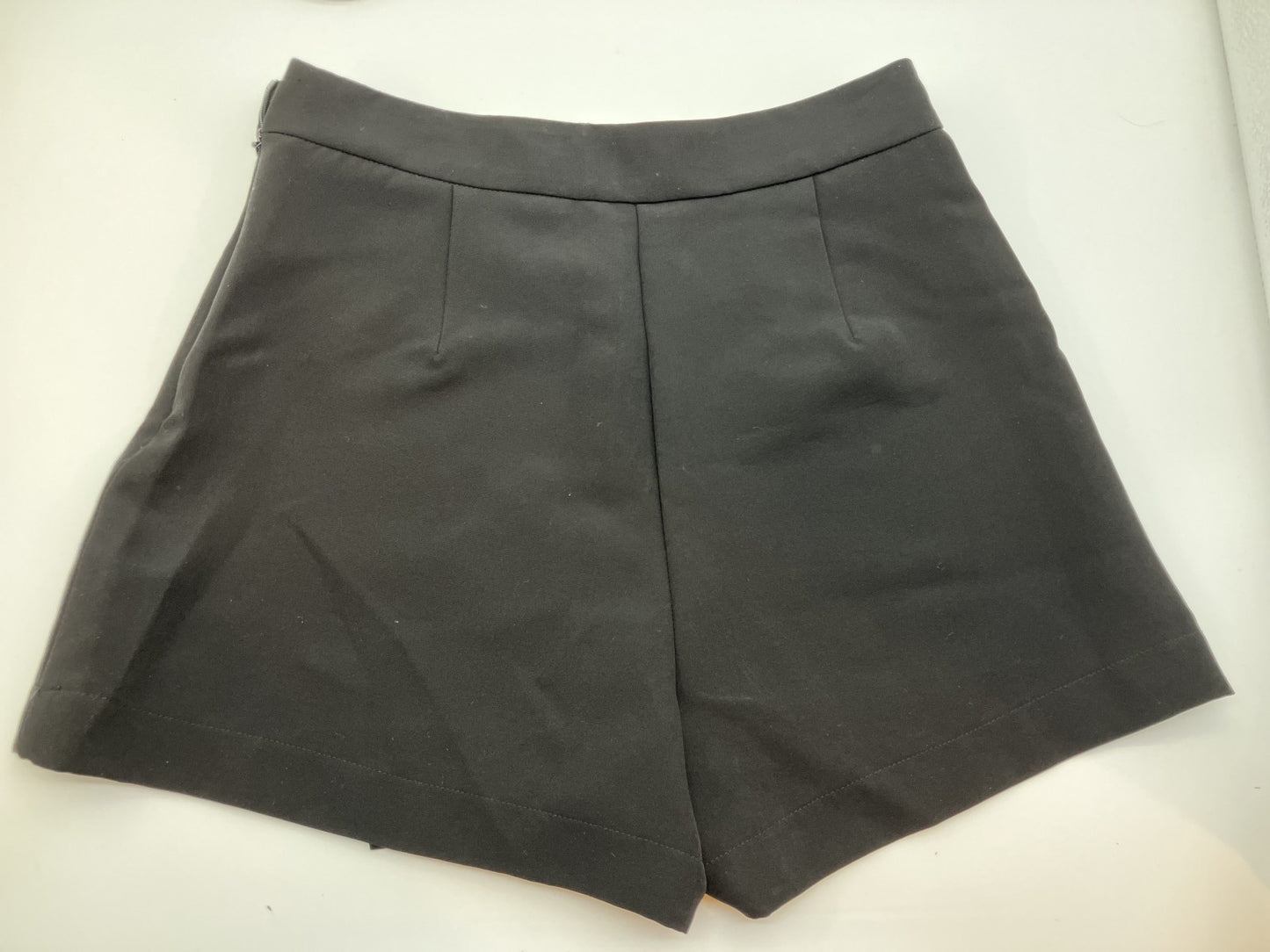 [Good condition / Model wearing image included] Cropped T-shirt & wrap-style skirt pants set / Short-sleeved bejeweled top + short-pants-style skirt / Korean-style outfit /