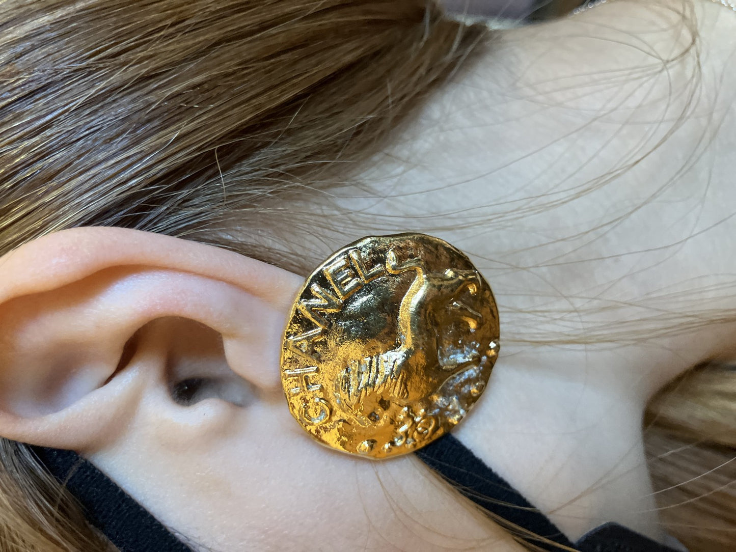 CHANEL 93A Lion Motif Clip Earring Gold Large 3.7cm Single Vintage