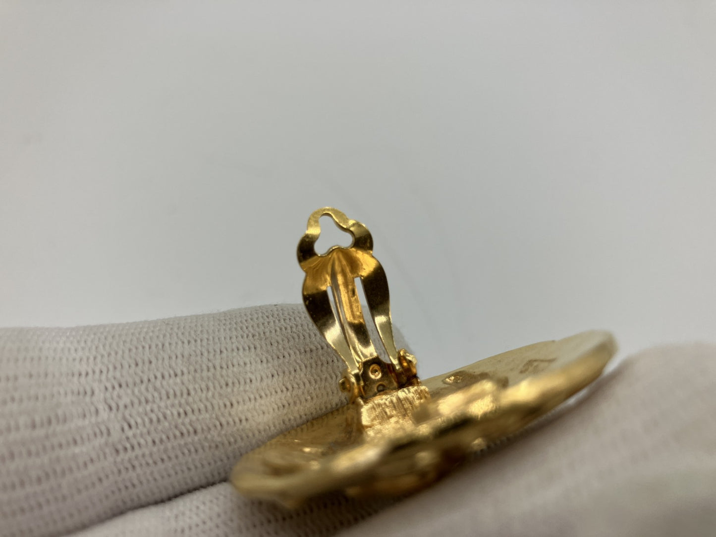 CHANEL 93A Lion Motif Clip Earring Gold Large 3.7cm Single Vintage