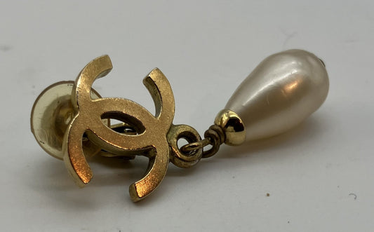 Chanel Coco Mark synthetic Pearl Earrings GP 95/P Gold One Side Only