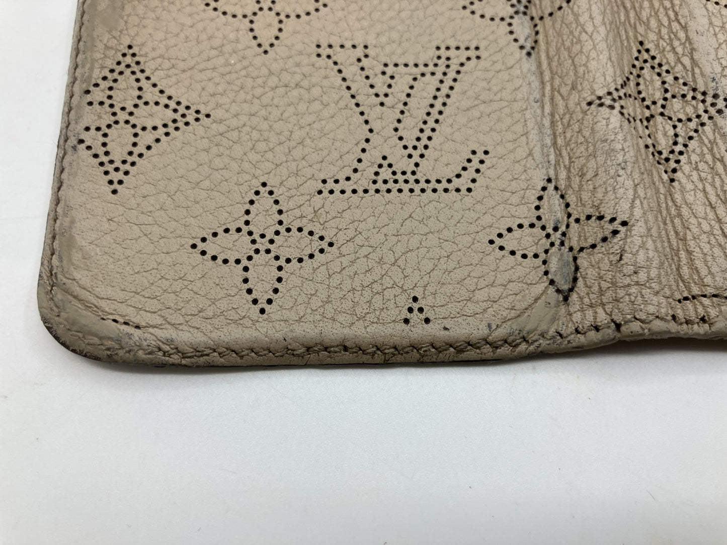 Louis Vuitton Mahina iPhone X/XS Folio Case Beige M68886 Leather Made in Spain