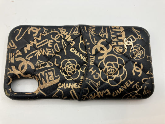 CHANEL Lambskin iPhone X / XS Case Graffiti Logo Black Gold – Authentic