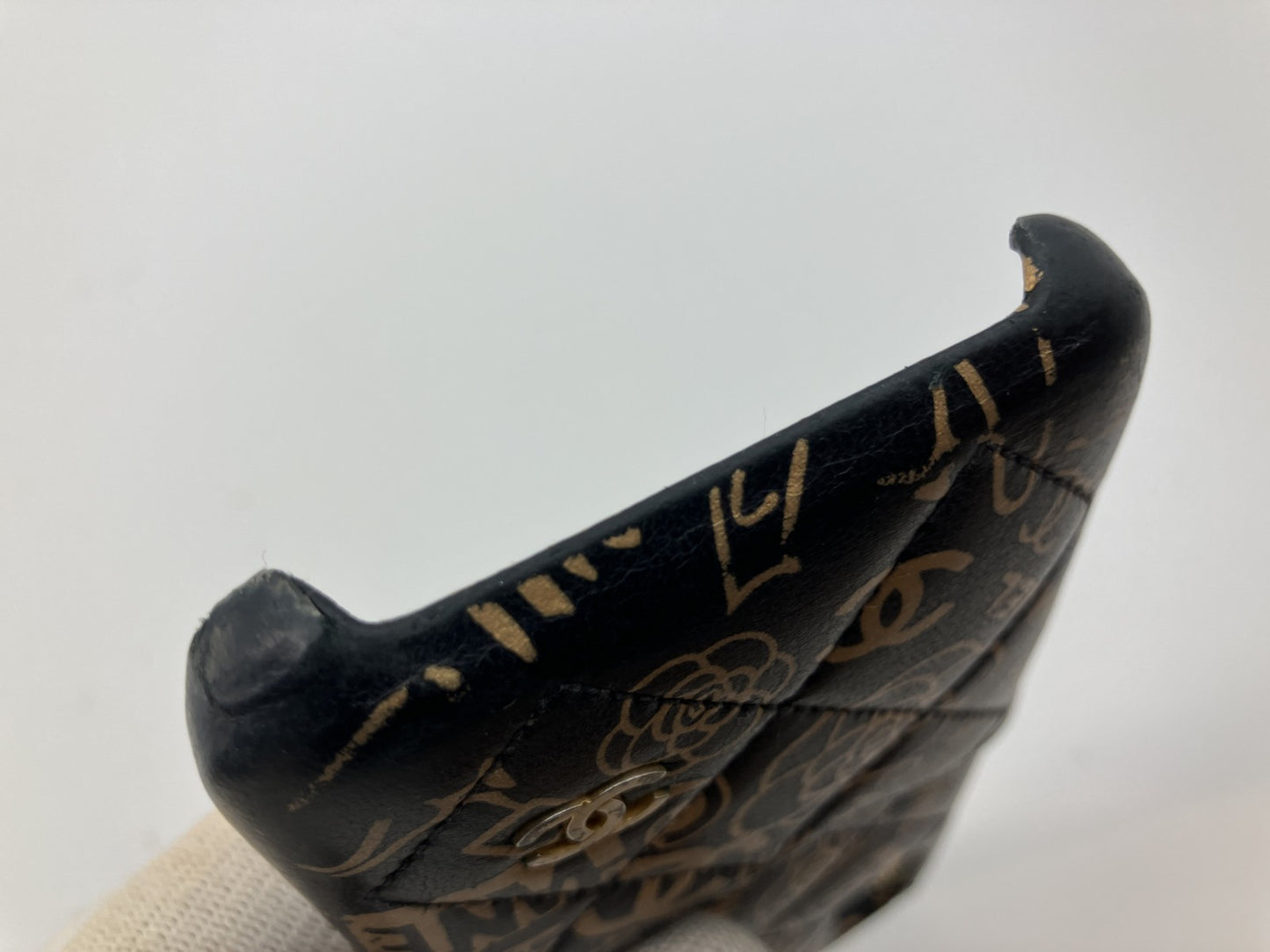 CHANEL Lambskin iPhone X / XS Case Graffiti Logo Black Gold – Authentic