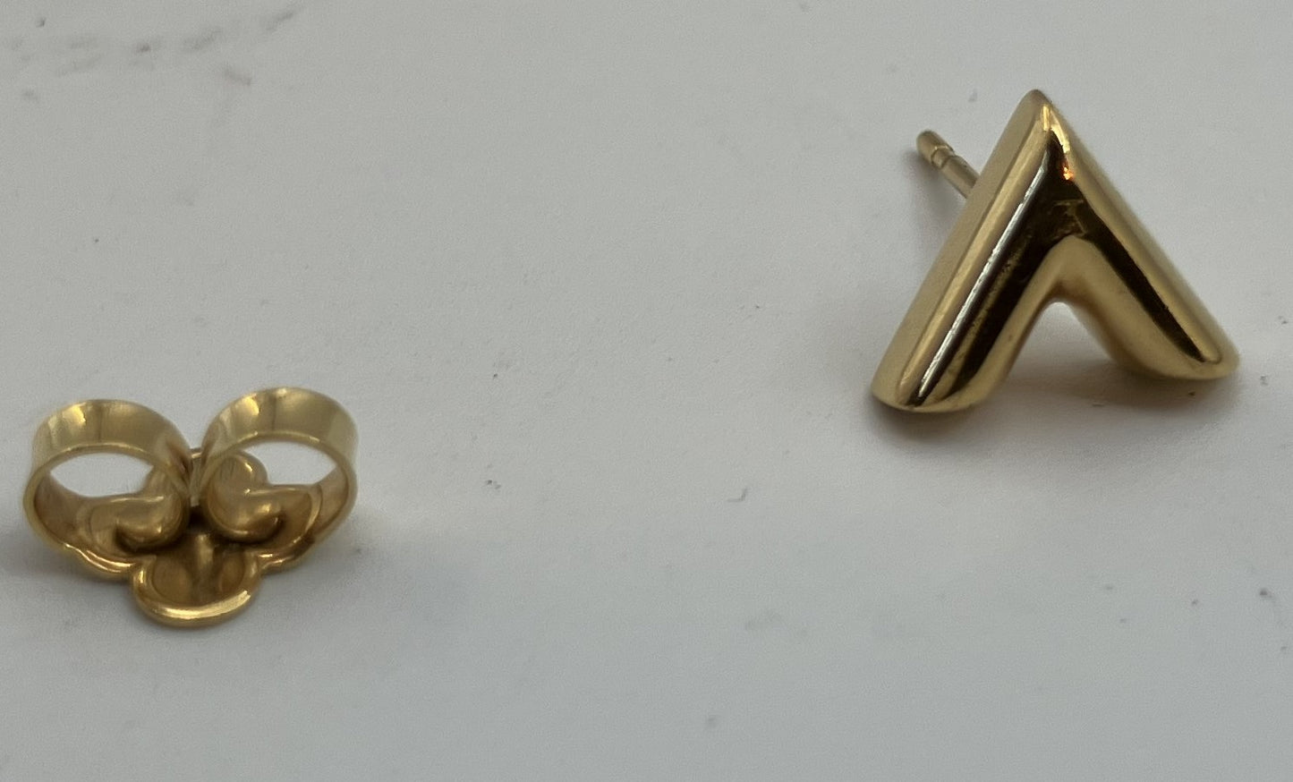 LOUIS VUITTON Essential V earrings M68153 One piece only Gold Free shipping 