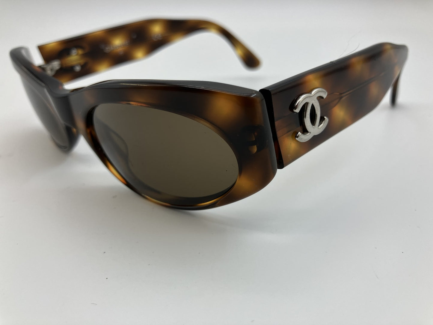CHANEL 06920 91235 CC Logo Tortoiseshell Sunglasses – Small Frame Size
