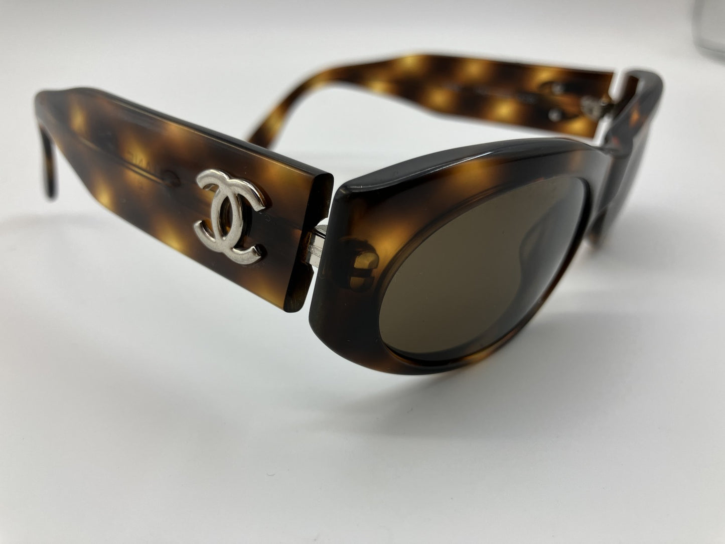 CHANEL 06920 91235 CC Logo Tortoiseshell Sunglasses – Small Frame Size