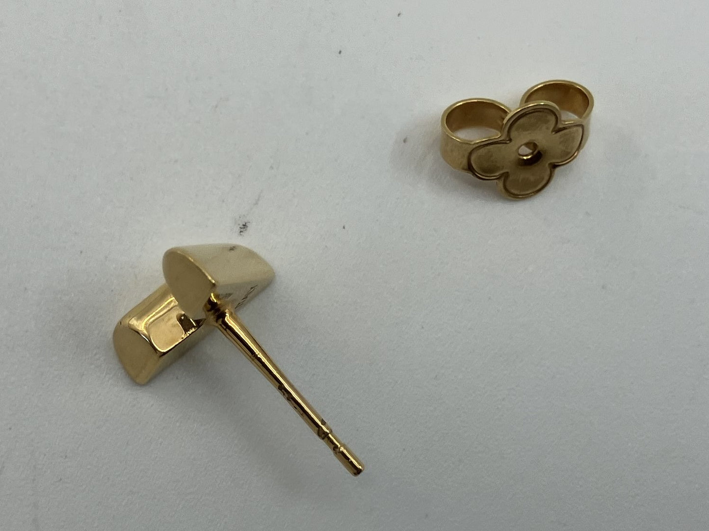 LOUIS VUITTON Essential V earrings M68153 One piece only Gold Free shipping 