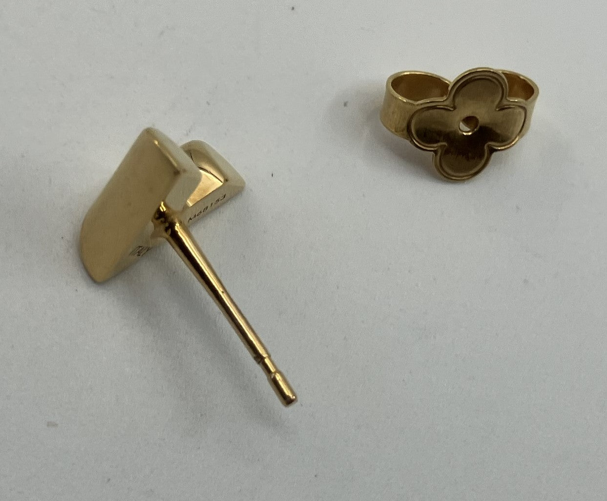 LOUIS VUITTON Essential V earrings M68153 One piece only Gold Free shipping 