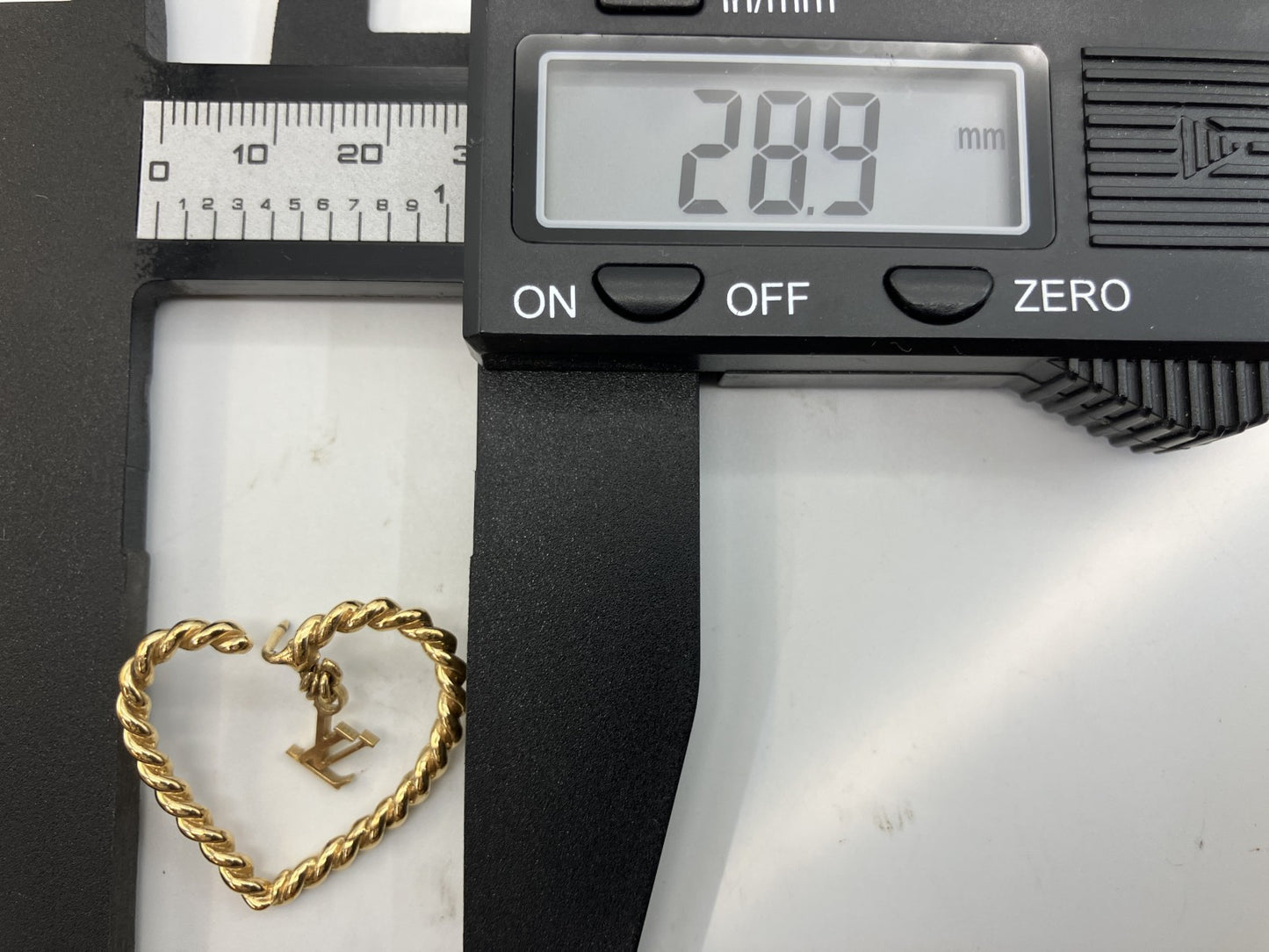 ルイ モノグラム ピアス ゴールド 縦2.7ｃｍ（1.06インチ） 横2.8ｃｍ（1.10インチ） 送料無料