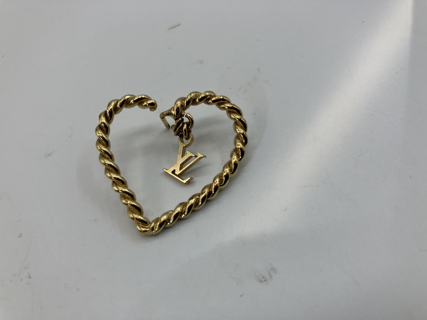 ルイ モノグラム ピアス ゴールド 縦2.7ｃｍ（1.06インチ） 横2.8ｃｍ（1.10インチ） 送料無料