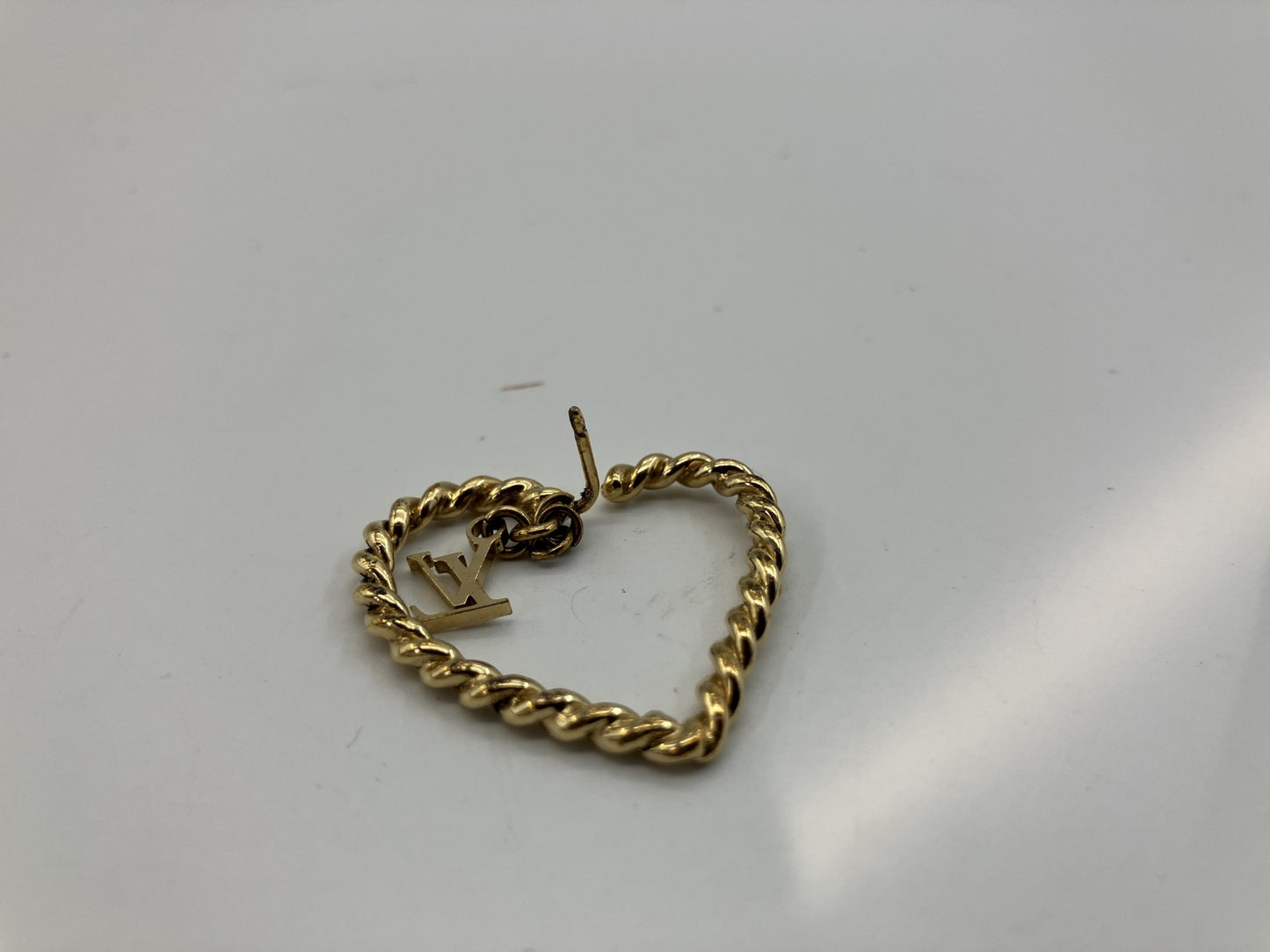 ルイ モノグラム ピアス ゴールド 縦2.7ｃｍ（1.06インチ） 横2.8ｃｍ（1.10インチ） 送料無料