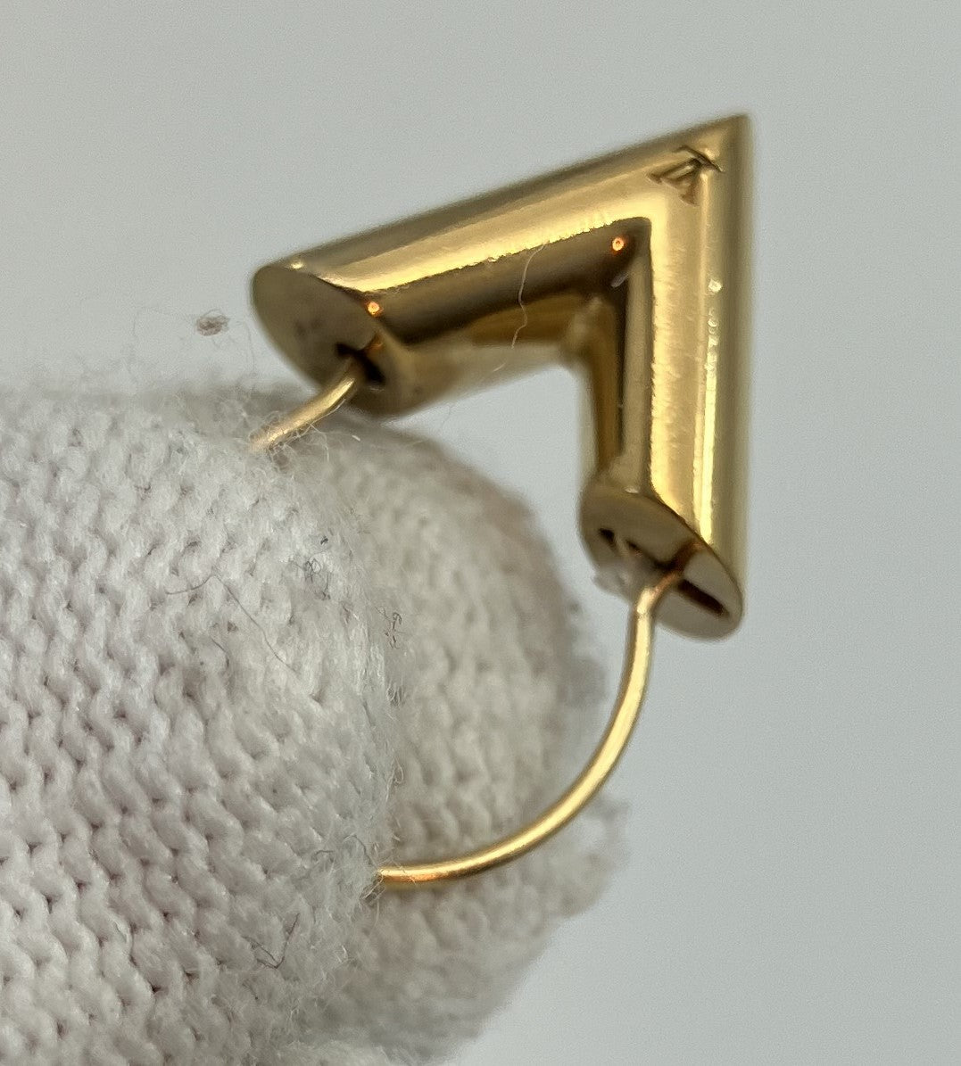 LOUIS VUITTON Hoop Earrings, Escential V Pierced Earrings, One Side Only, M61088 Gold,