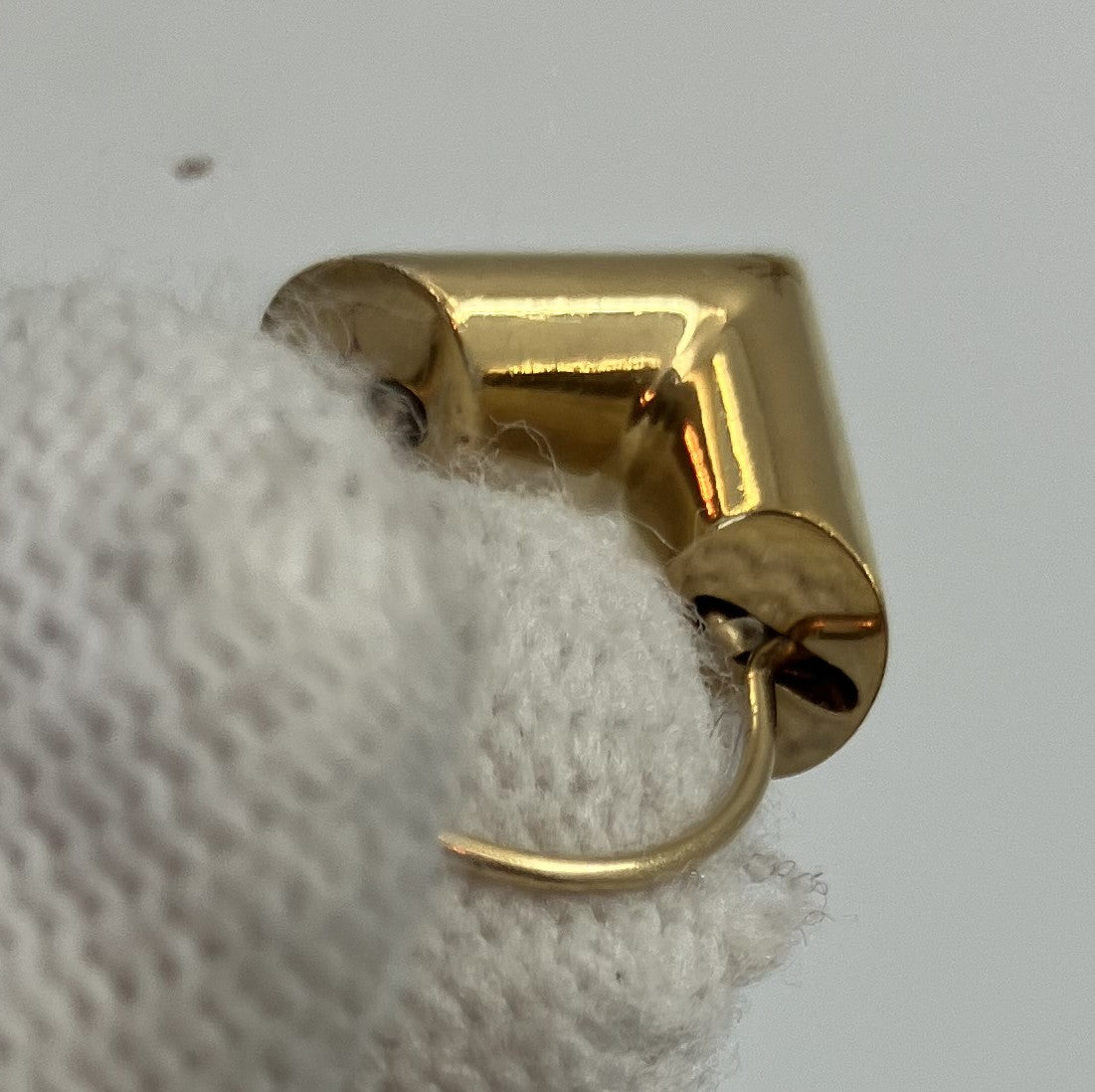 LOUIS VUITTON Hoop Earrings, Escential V Pierced Earrings, One Side Only, M61088 Gold,