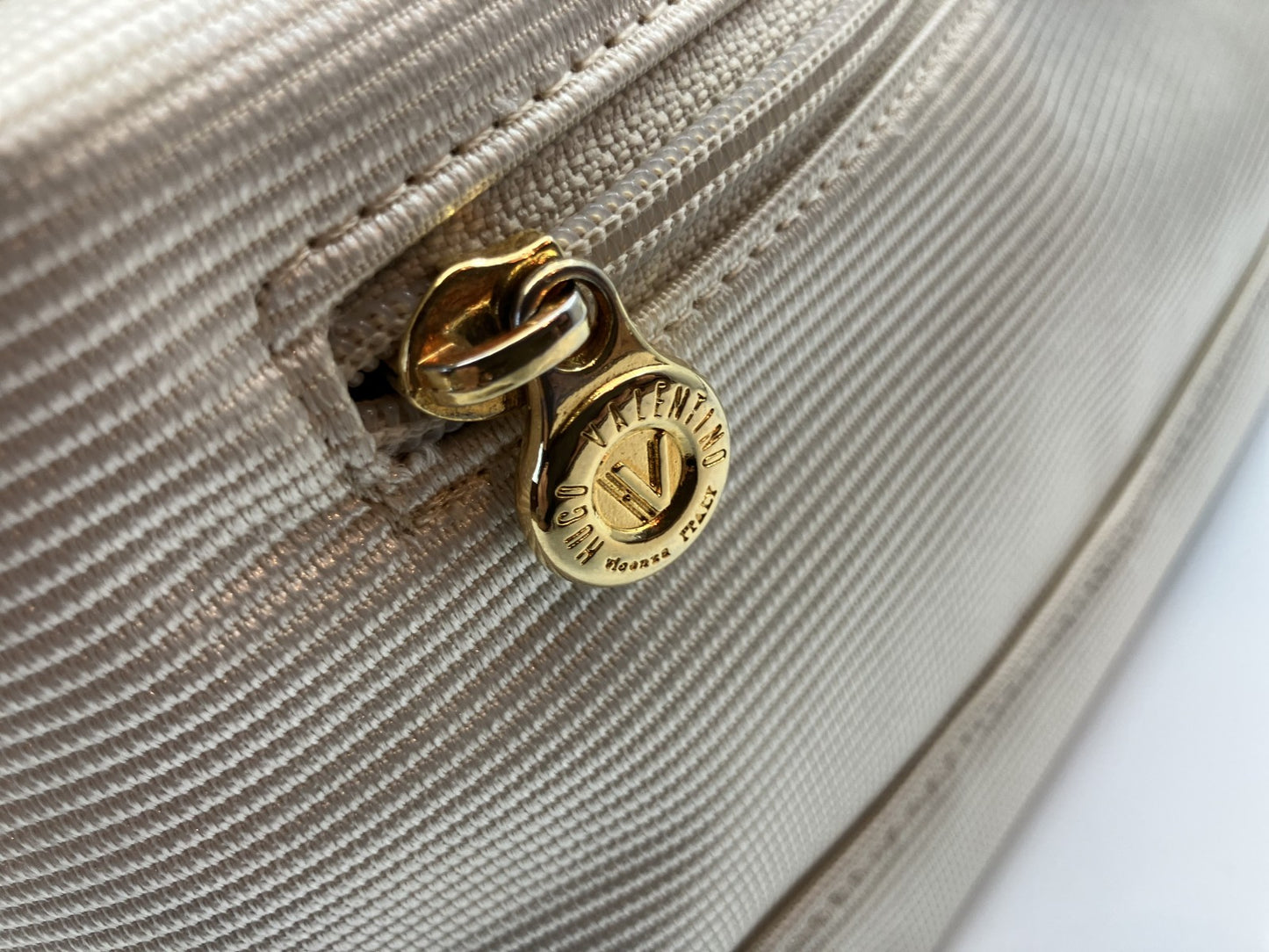 HUGO VALENTINO Handbag - White - W22 x H13.5 x D13 cm -