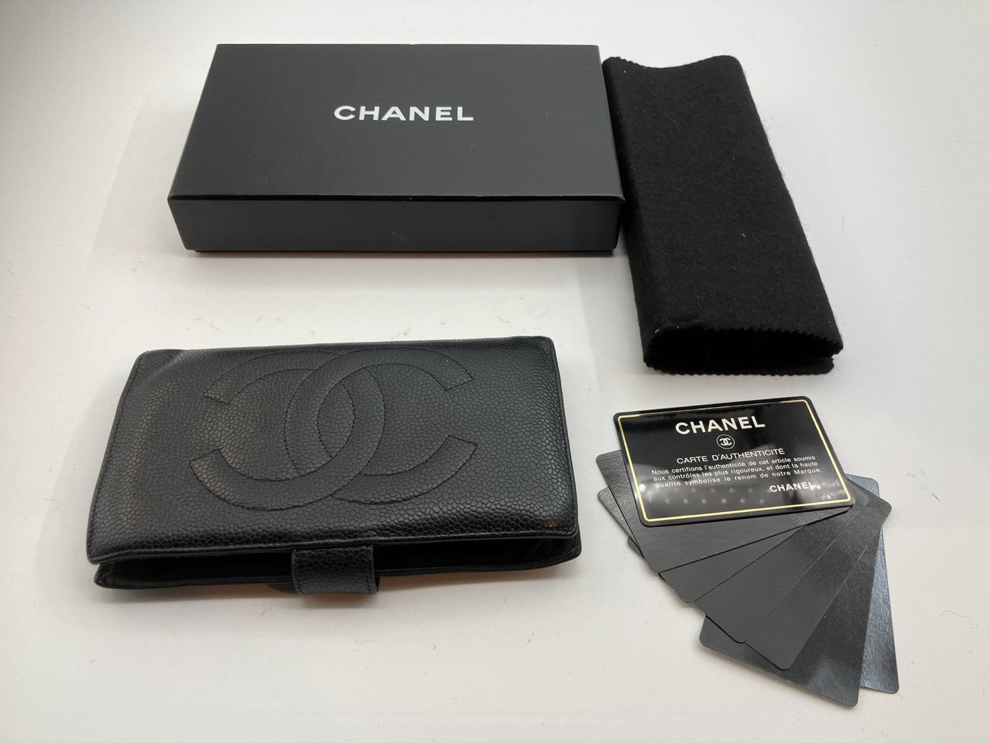 กระเป๋าสตางค์ Chanel หนังคาเวียร์สีดำ มีกล่องและบัตรรับประกัน จัดส่งฟรี 