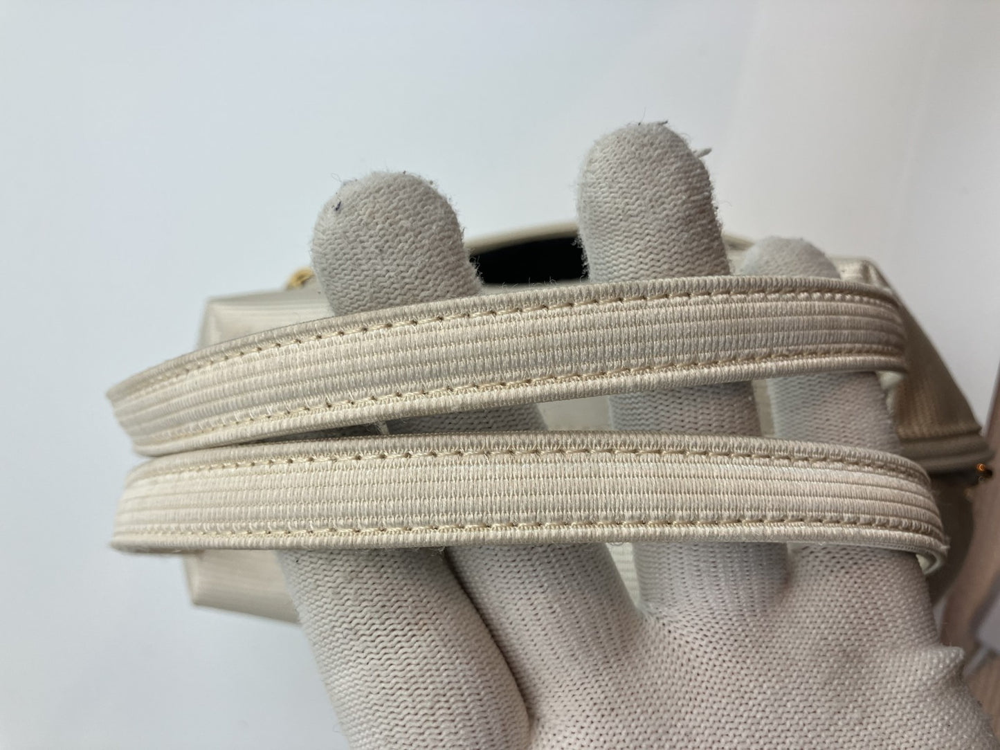 HUGO VALENTINO Handbag - White - W22 x H13.5 x D13 cm -