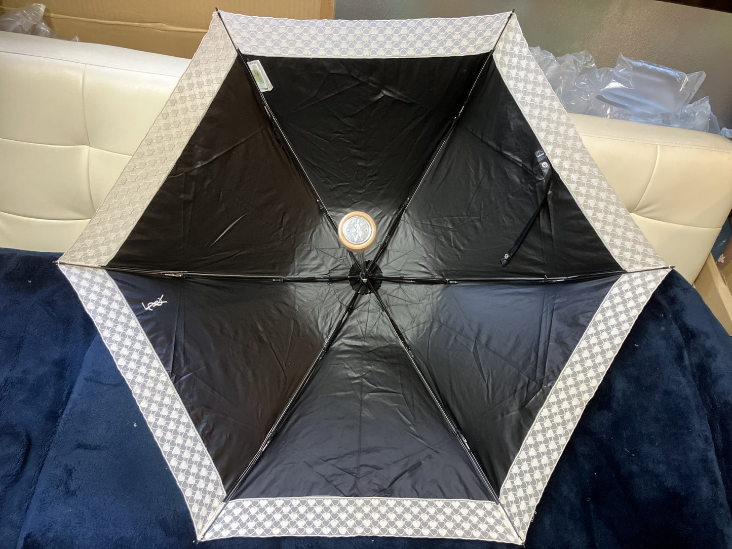 Yves Saint Laurent Parasol, folded: 24 cm (9.45 inch) heart motif folding umbrella, ivory and black, 縲縲縲縲