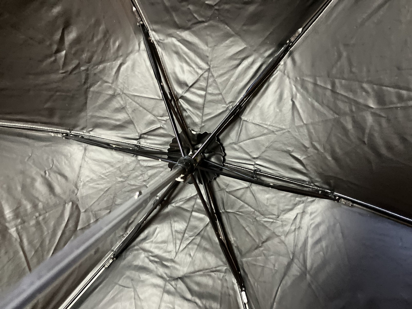 Yves Saint Laurent Parasol, folded: 24 cm (9.45 inch) heart motif folding umbrella, ivory and black, 縲縲縲縲