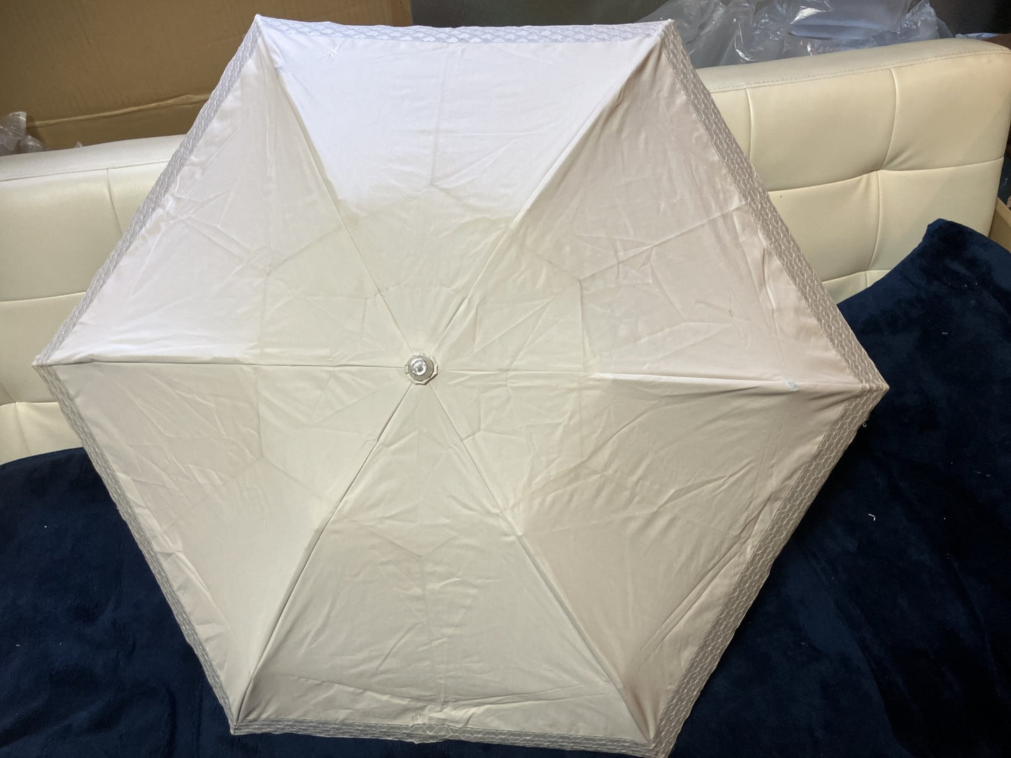 Yves Saint Laurent Parasol, folded: 24 cm (9.45 inch) heart motif folding umbrella, ivory and black, 縲縲縲縲