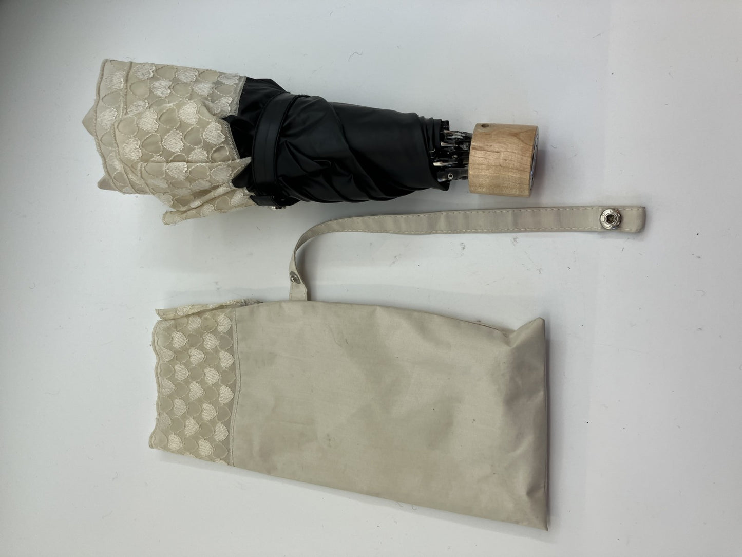 Yves Saint Laurent Parasol, folded: 24 cm (9.45 inch) heart motif folding umbrella, ivory and black, 縲縲縲縲